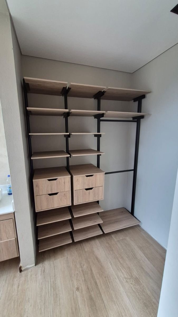 Closet abierto en madera con cajones y estantes