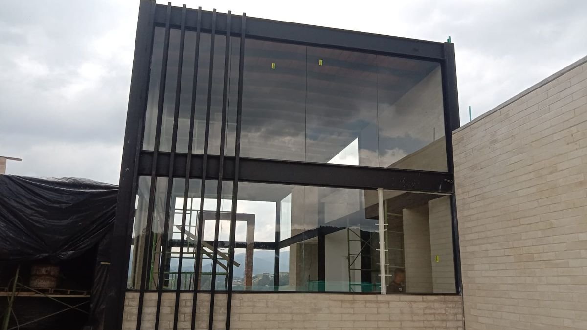 Fachada con vidrio y estructura negra