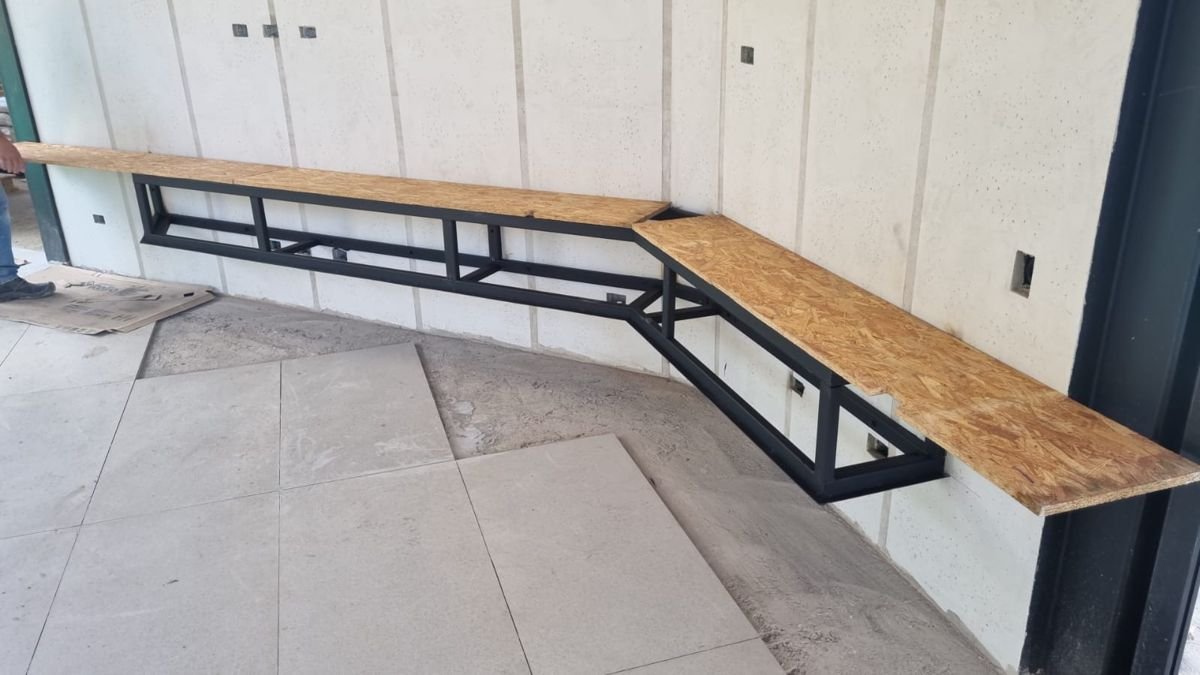 Mesón en madera sobre estructura metálica