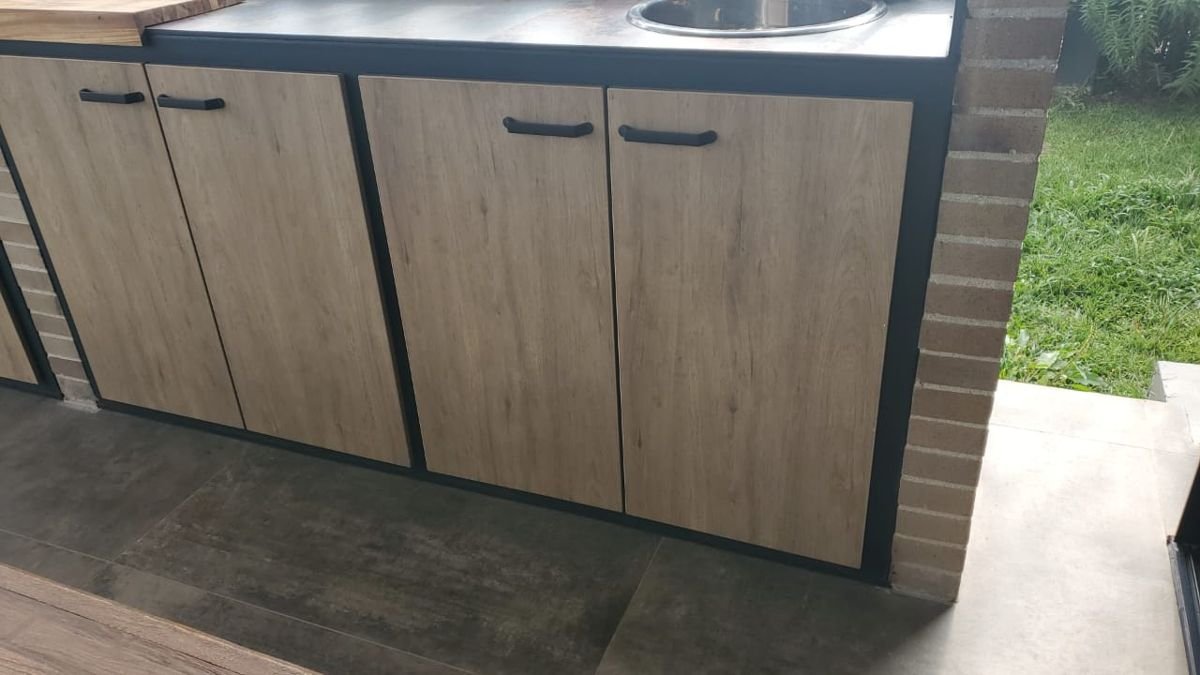 Muebles de cocina exterior en madera y marco negro