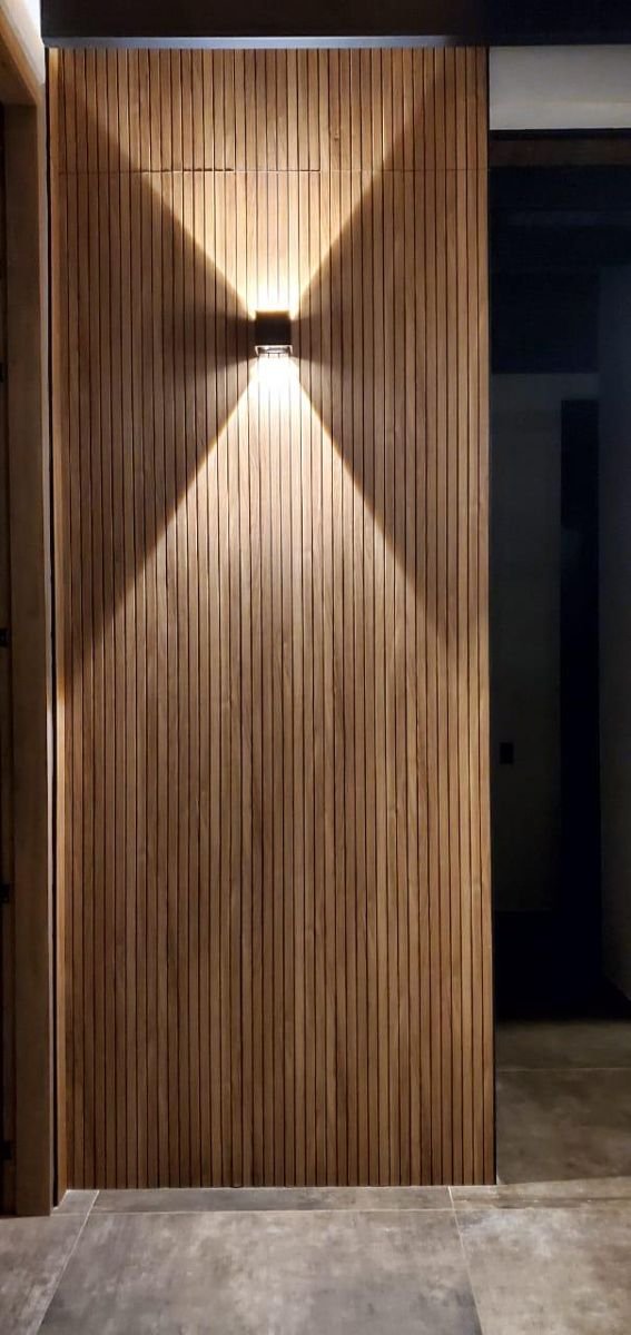 Puerta en listones de madera con iluminación