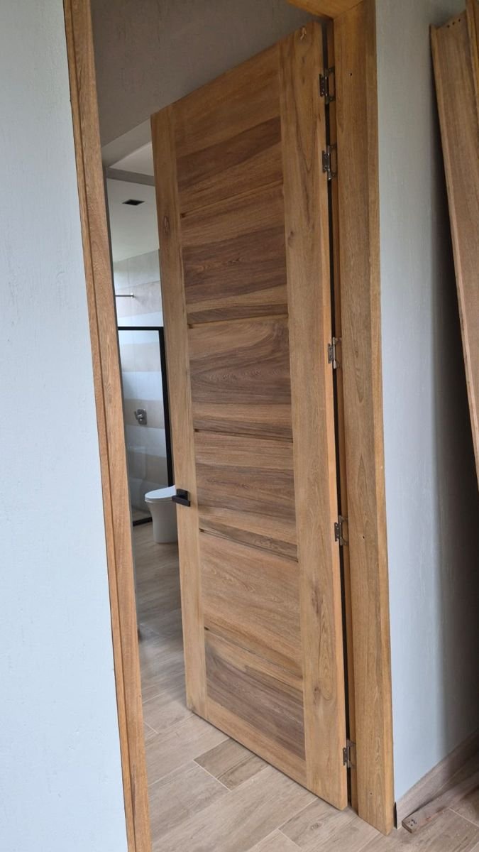 Puerta en madera instalada en su marco