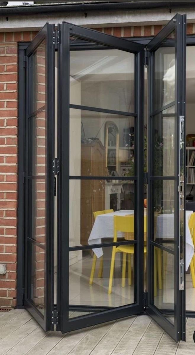 Puerta plegable de vidrio con marco negro