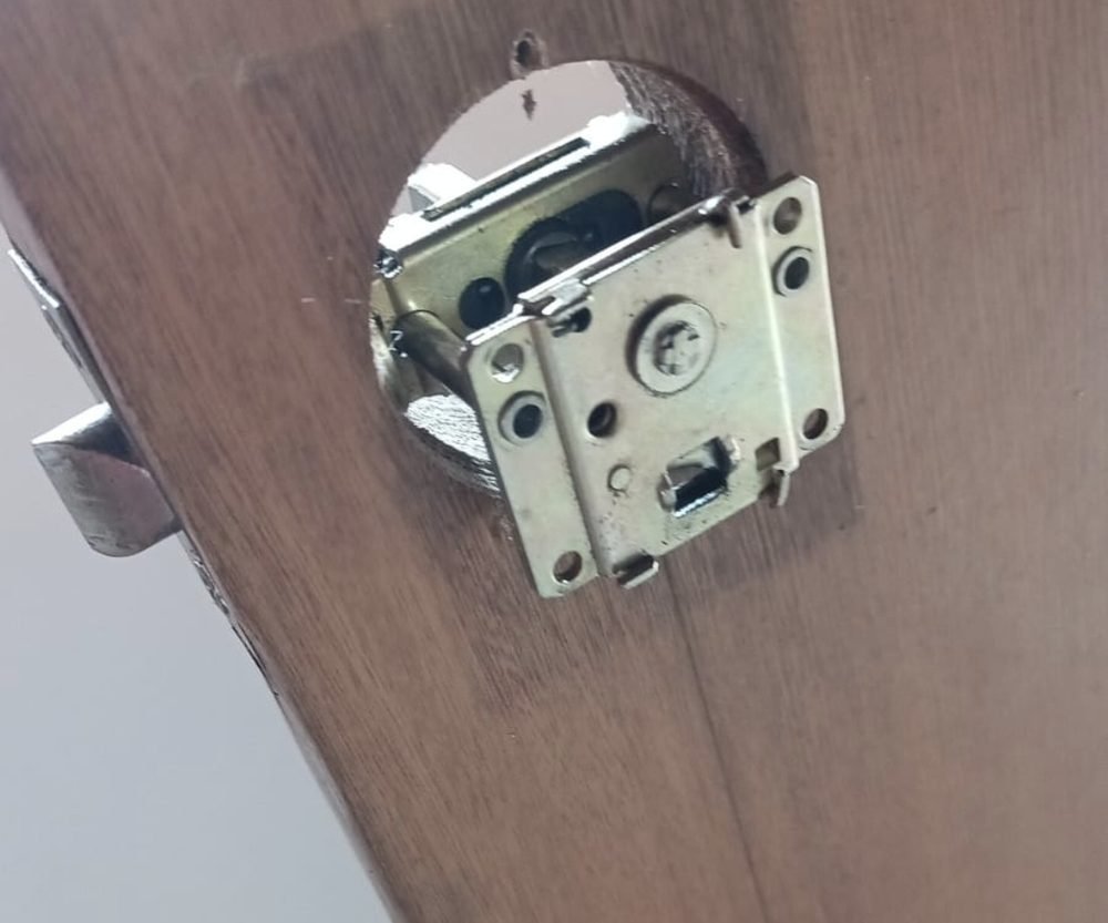 Puerta con el mecanismo de la chapa vieja a la vista