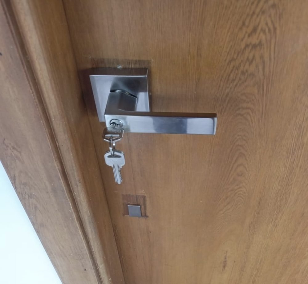 La misma puerta con manija nueva en acero y llaves