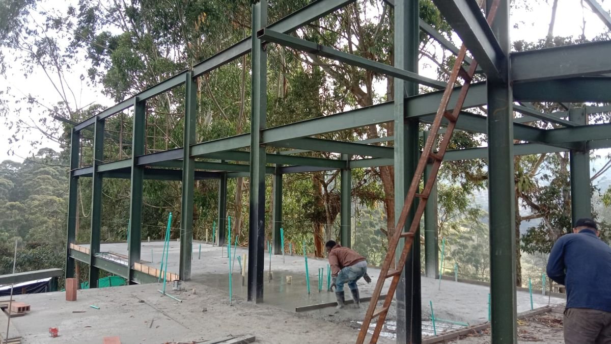 Estructura metálica de una vivienda en construcción