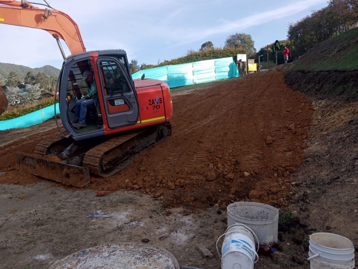 Excavadora moviendo tierra en el lote