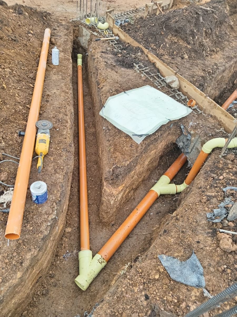 Tuberías sanitarias instaladas en una zanja