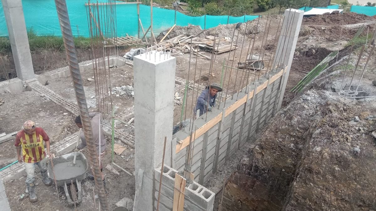 Columnas y muros en bloque durante la obra