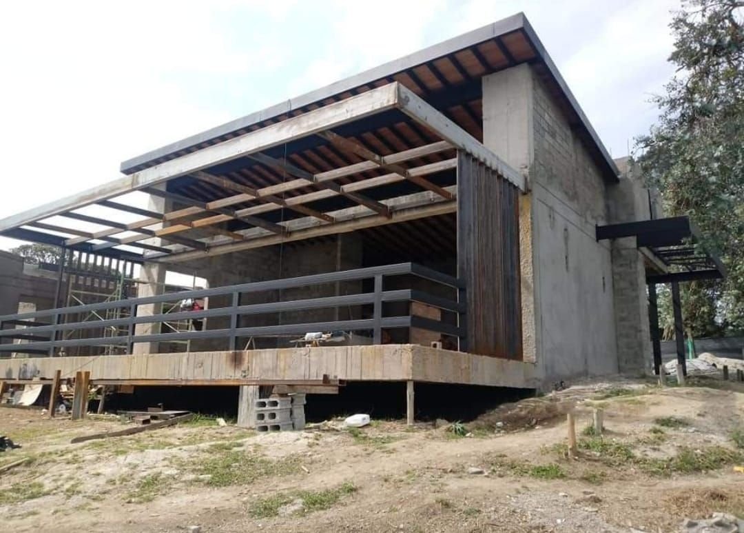 Vivienda en construcción con estructura y terraza en madera