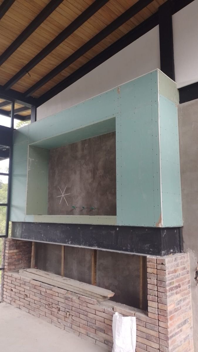 Estructura en drywall para chimenea sobre base de ladrillo