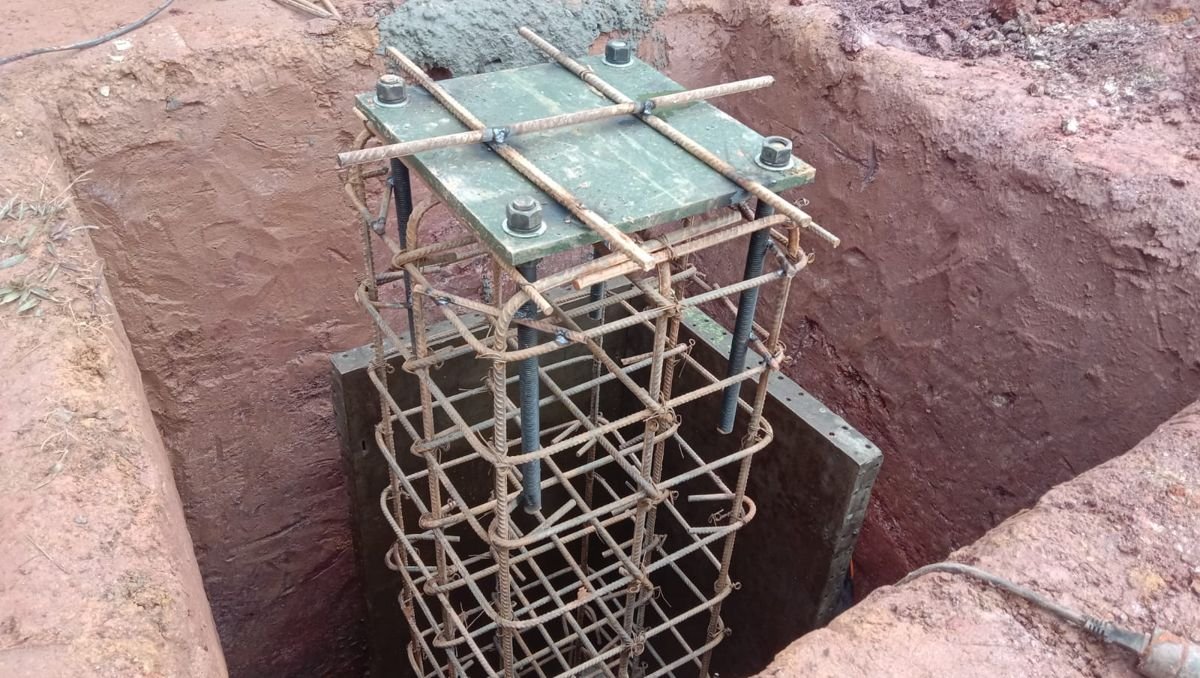 Armado de acero de una zapata dentro de la excavación