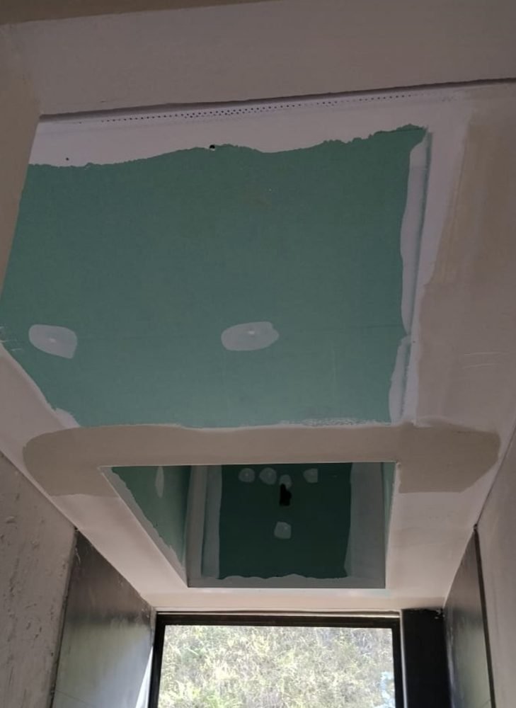 Cielo en drywall con láminas resistentes a la humedad en proceso de masillado