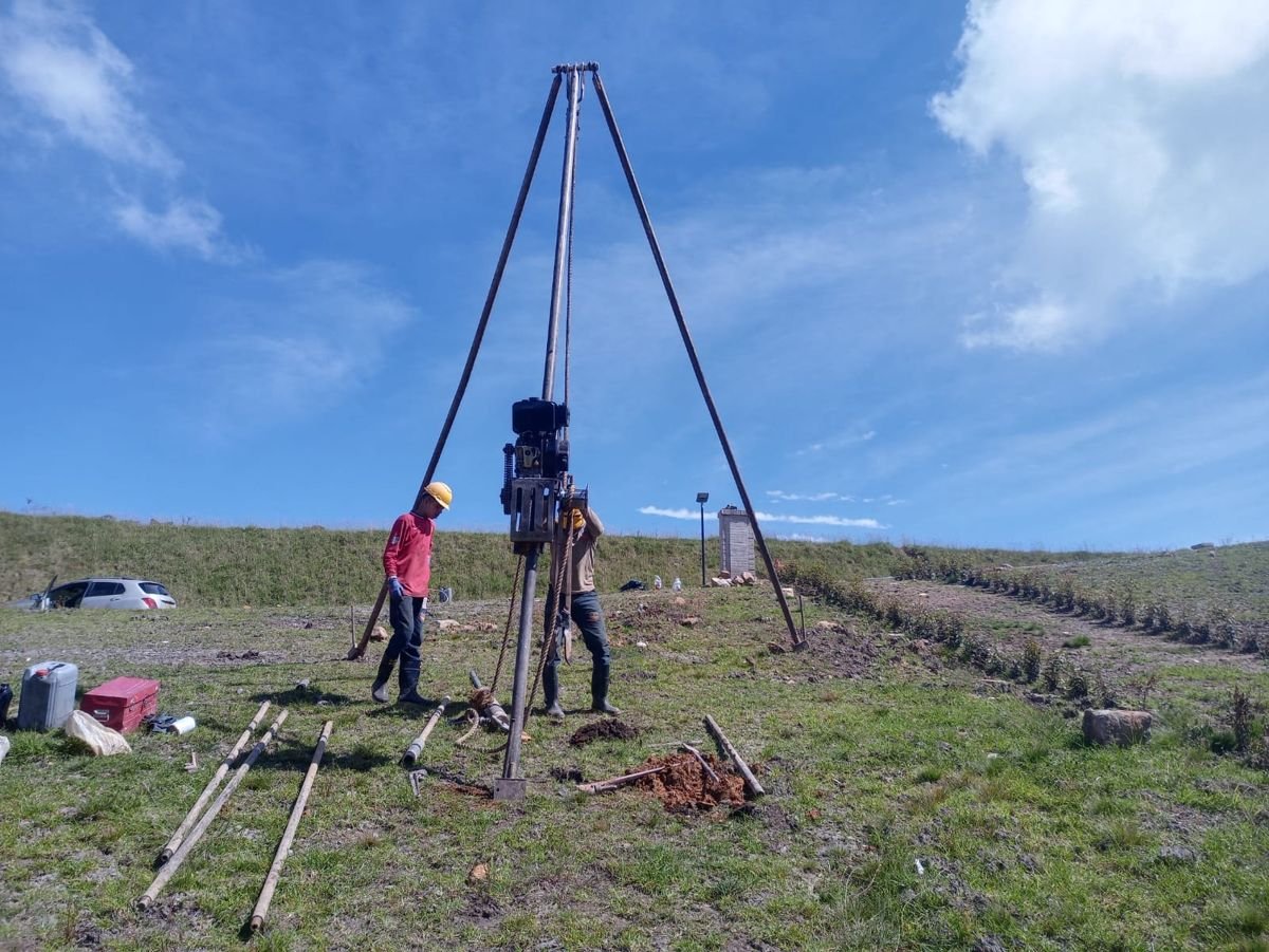 Equipo realizando un sondeo para estudio de suelos con trípode