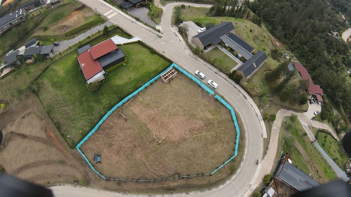 Vista aérea de un lote delimitado en un conjunto residencial
