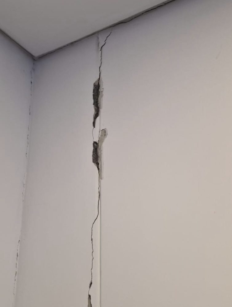 Pared con grieta y estuco desprendido antes del resane
