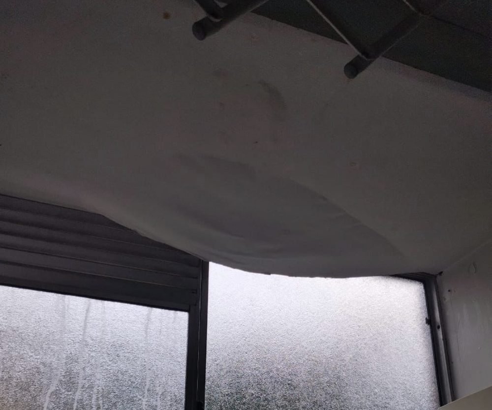 Techo sobre una ventana dañado por humedad