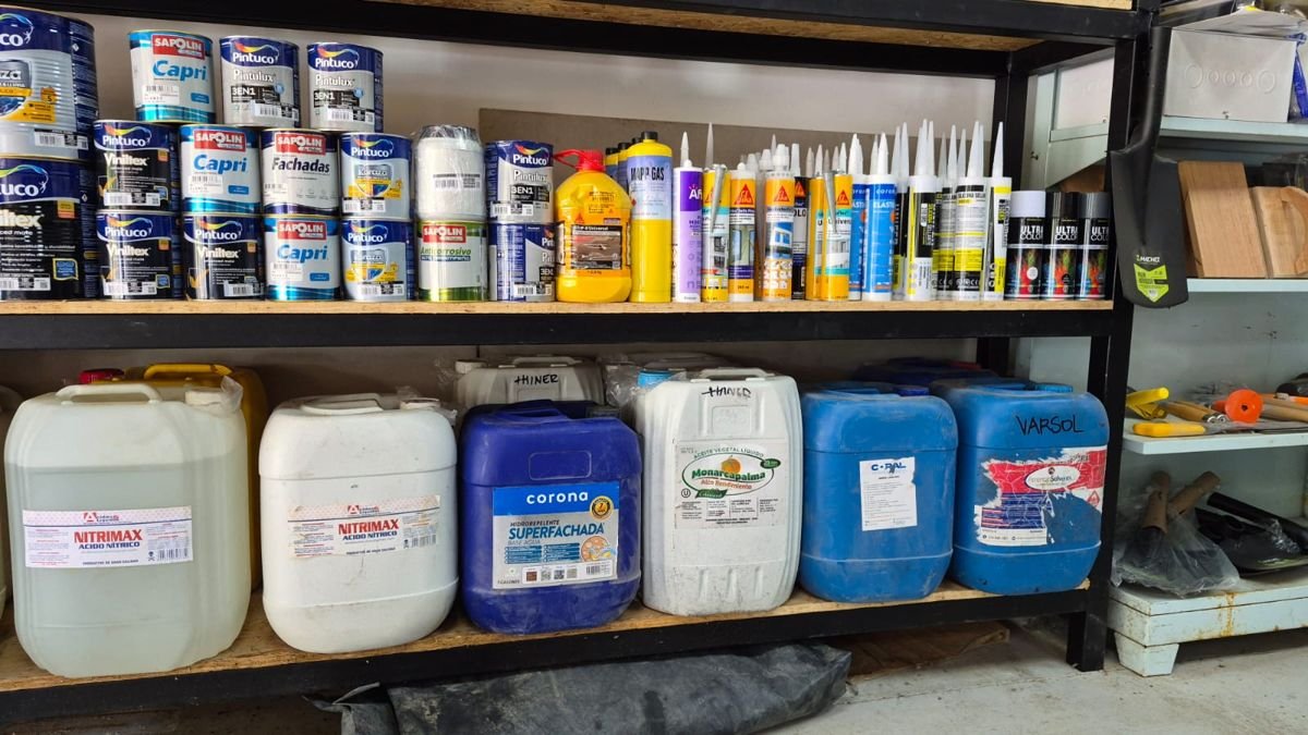 Estantería con pinturas, selladores, siliconas e impermeabilizantes