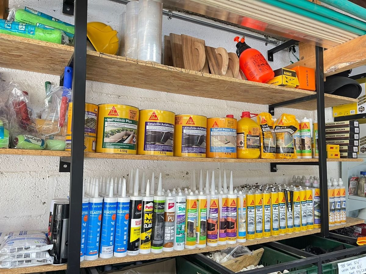 Estantería con selladores, siliconas y pinturas