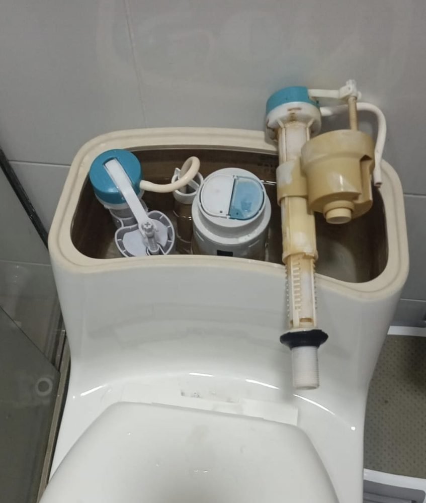 Tanque de sanitario abierto durante el cambio de mecanismos